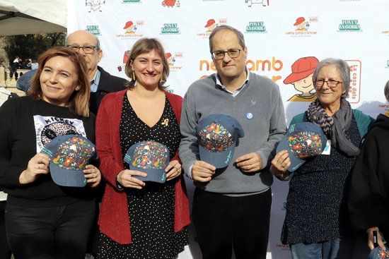Catalan president Quim Torra, with health minister Alba Vergés to his right, participated in the 2019 edition of 'Posa't la gorra' for pediatric cancer (by Rubén Moreno/Presidència)